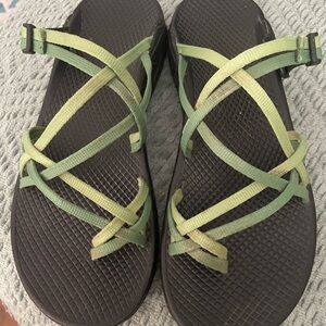 Chaco sandals EUC two-toned green adjustable straps for size 8-9 
Smoke free